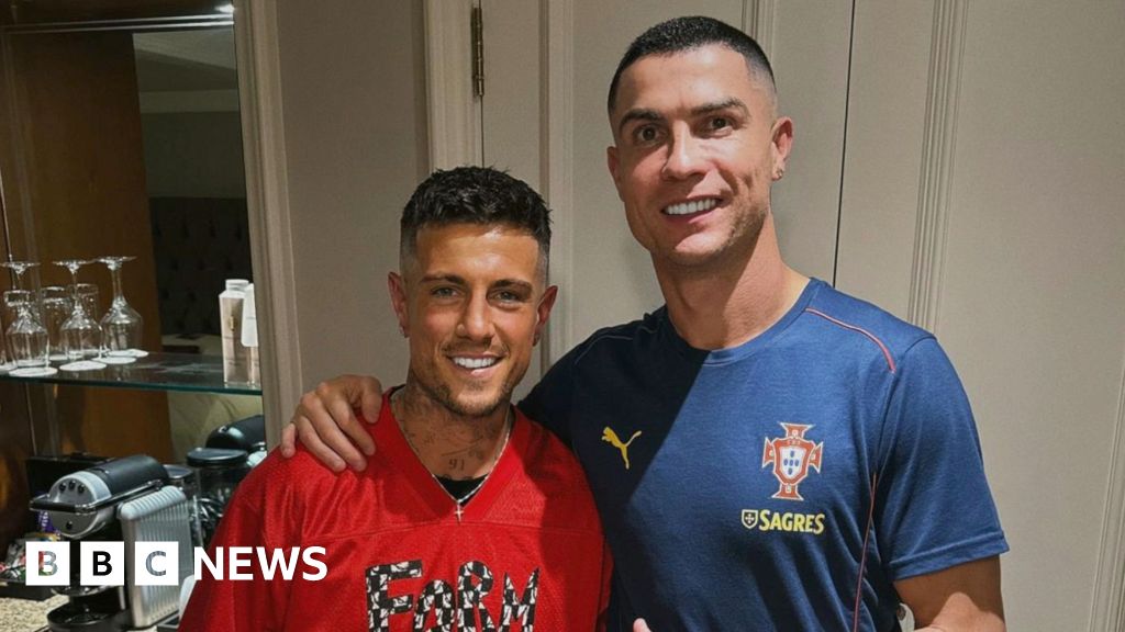 UK barber preparing to cut a world-famous footballer’s hair in a professional setting