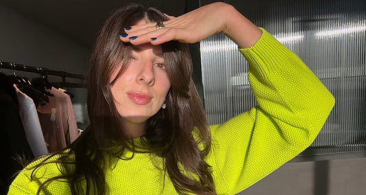 Woman refreshing coloured hair at home using a colour-depositing treatment