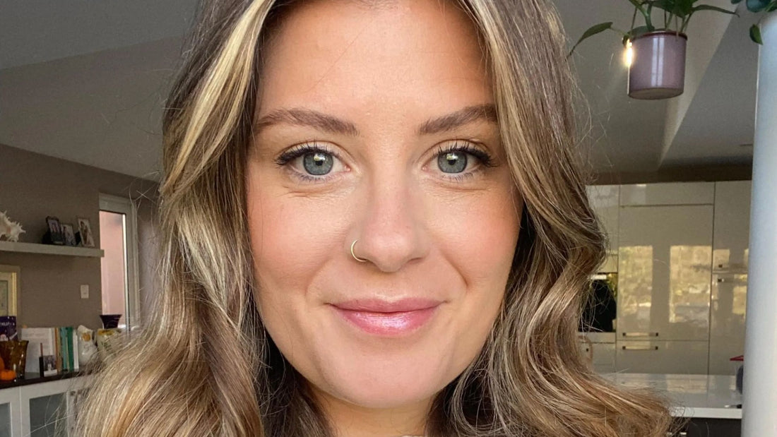 Woman showing off bouncy curls from an overnight heatless blowout hack